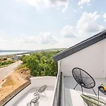 Master Road House Apartment *
