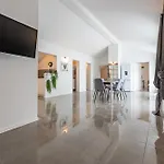Master Road House Apartamento Maslenica