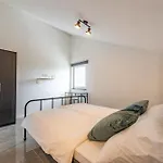 Master Road House Apartamento Maslenica