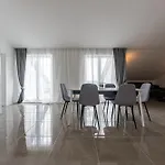 Master Road House Apartamento Maslenica