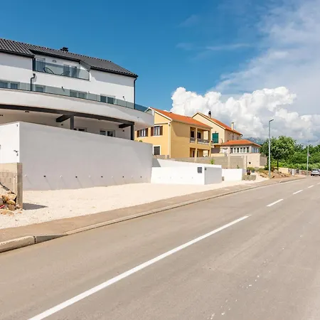 Master Road House *