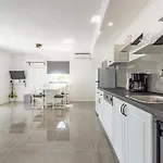 Master Road House דירה