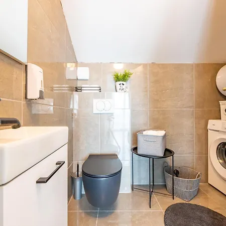 Master Road House Apartment *