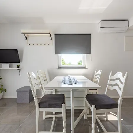 Apartment Master Road House *