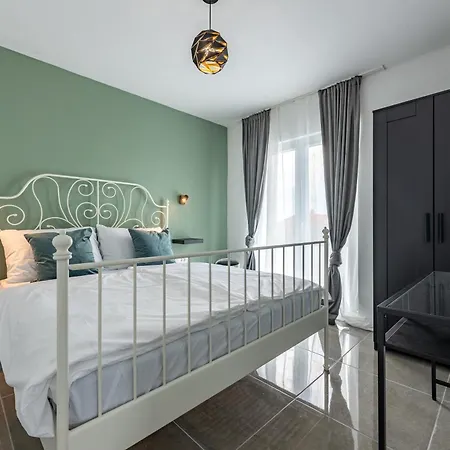 Apartment Master Road House *