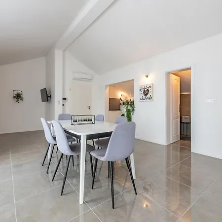 Master Road House Apartman