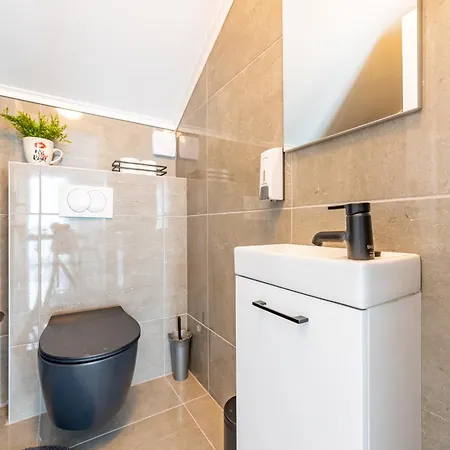 Apartment Master Road House
