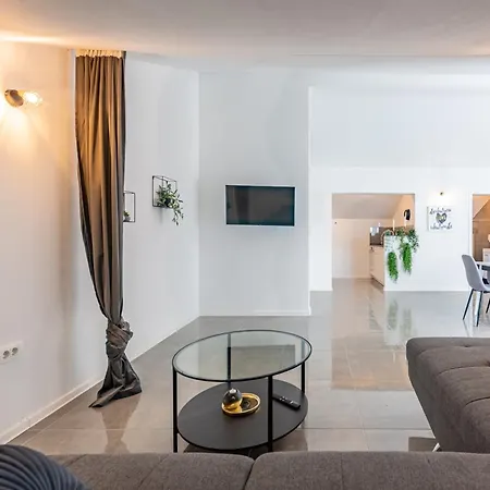 Master Road House *