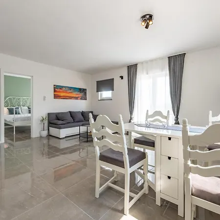 Master Road House Apartment *