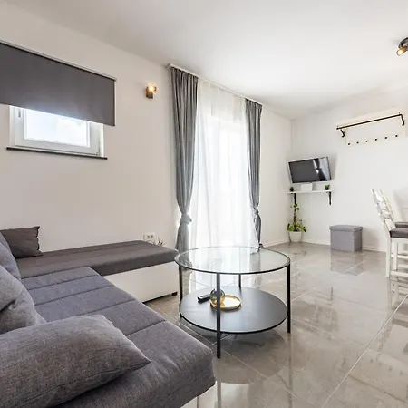 Master Road House Maslenica