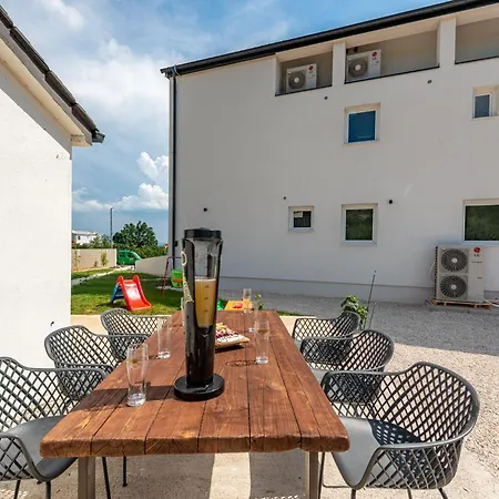 Apartment Master Road House Maslenica