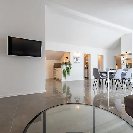 Master Road House * Maslenica