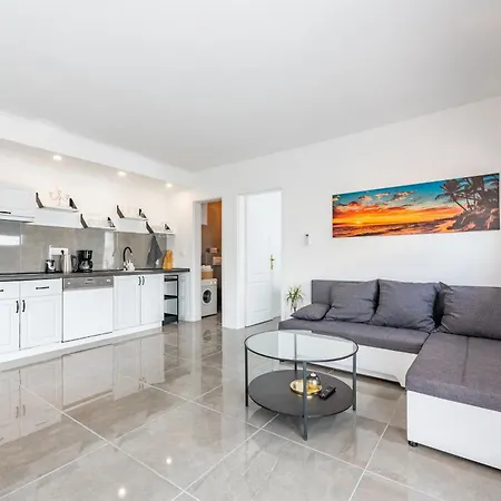 Master Road House * Maslenica