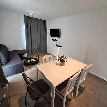 Apartment Master Road House *