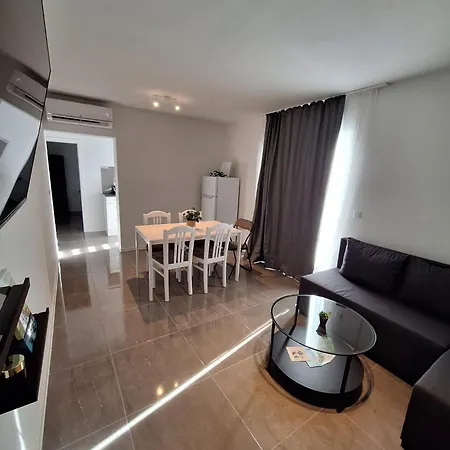 Master Road House Apartman *