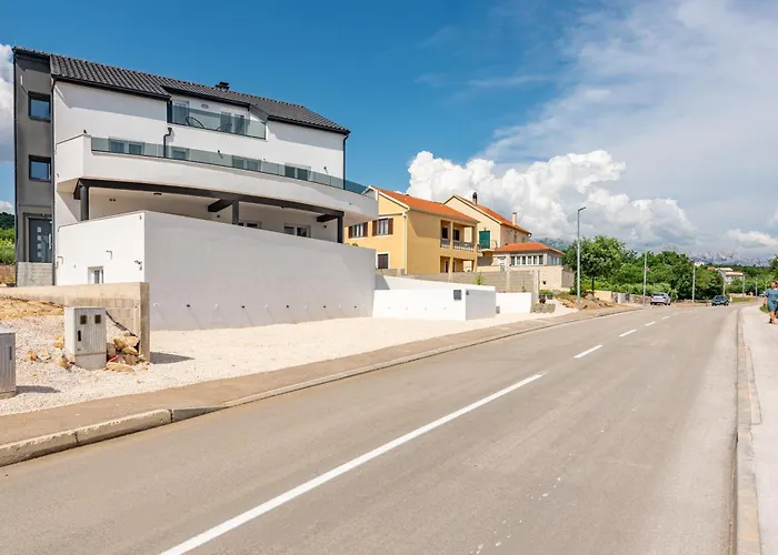 Master Road House *