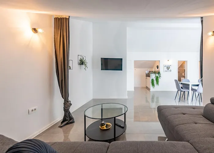 Master Road House *