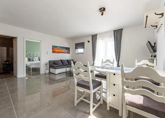 Master Road House Apartament *