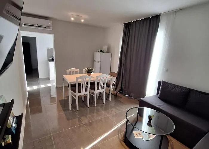 Master Road House Apartament *